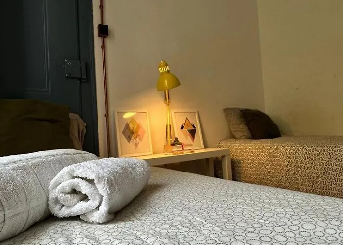 Low Cost Room - Double Single Bed With Share Bathroom